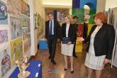 Ministryně Kateřina Valachová a ministr Jiří Dienstbier v expozici výstavy