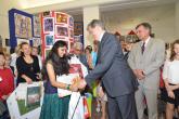 Medailistka Mounika Reddy z Hyderabadu z Indie přebírá dárky z rukou ministra Dienstbiera