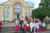 Lotyšské děti před Lidickou galerií