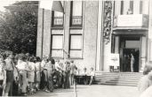 1981 - 9. MDVV - vernisáž, před budovou Kulturního domu