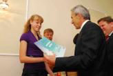 Omsk - generální konzul předává ocenění Sashe Eremine
