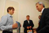 Omsk - generální konzul předává ocenění Nikitovi Golozovi
