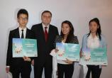 Předávání cen MDVV 2011 - Mongolsko, ZÚ Ulánbátar - pan velvyslanec s oceněnými dětmi
