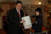 Посол Ярослав Олша мл. передаёт диплом и подарки одной из награждённых студенток Ким Чонг-хйон