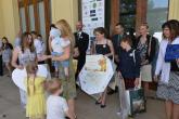 Ředitelka Nadace Agrofert Zuzana Tornikidis předává šek na 10 000 kč vítězné škole