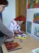 Ioana Bianca Anton z Rumunska skládá puzzle vyrobené z jejího oceněného obrázku