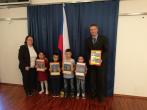 Oceněné děti s pedagožkou Natašou Saadi - mateřské školy z Iksal Village